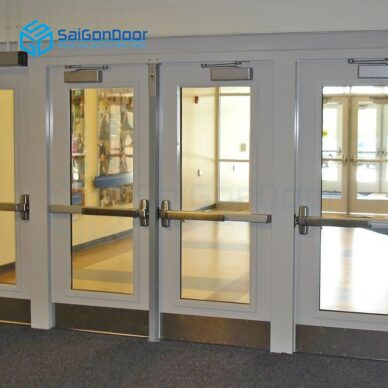 Cửa kính chống cháy gắn thanh thoát hiểm nhà xưởng